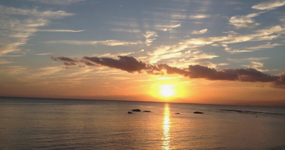 一色海岸、雲の下に沈む夕日